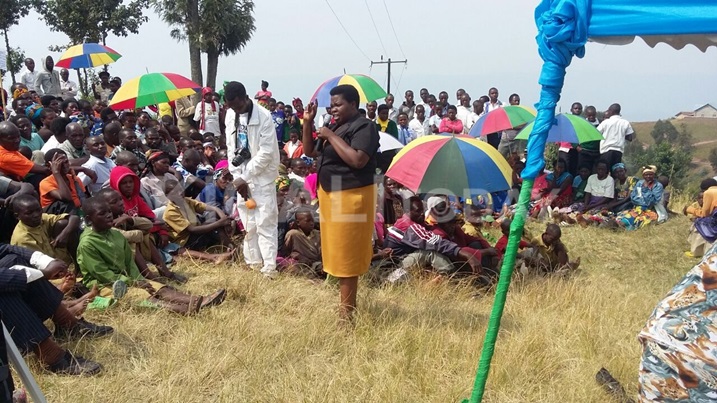 Guverineri Mukandasira yifatanyije n'abatuye Kageyo.