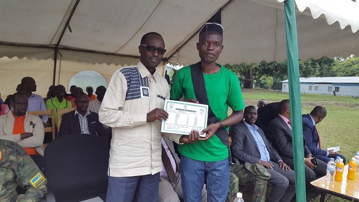 Guverineri Munyantwali yashimiye urwo rubyiruko ku bw'ubumenyi bungutse abasaba kudasubira mu bikorwa bibi
