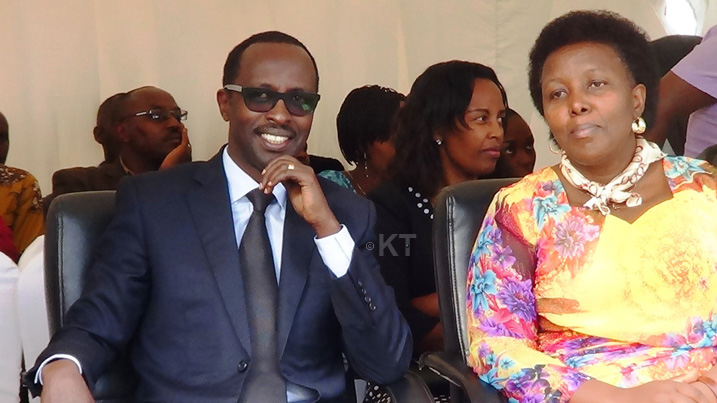 Guverineri Munyantwari i bumoso ashimira Akarere kuba karabashije gusana ibiro kandi ko nta gushidikanya bizahindura imitangire ya serivisi
