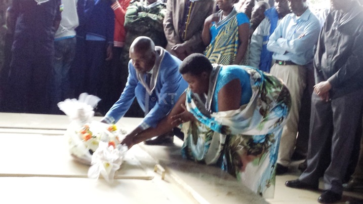 Guverineri n'umuyobozi w'Akarere ka Rutsiro baboneyeho umwanya wo gushyira indabo ku mva.