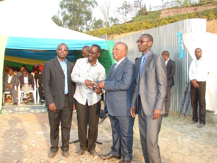 Guverineri w'Intara y'Amajyaruguru, Bosenibamwe Aime, ashyikiriza umuyobozi w'uruganda Shekinna icyemezo n'igikombe cy'ishimwe.