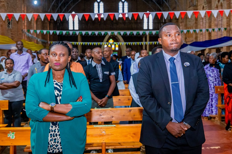 Guverineri w'Intara y'Amajyepfo, Alice Kayitesi na Perezida wa Ibuka muri Huye, Theodate Siboyintore