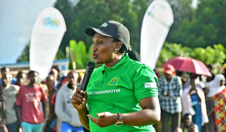 Guverineri w'Intara y'Amajyepfo, Alice Kayitesi, yasabye ko abatarabonye imbabura zirondereza ibicanwa bakwegera ubuyobozi