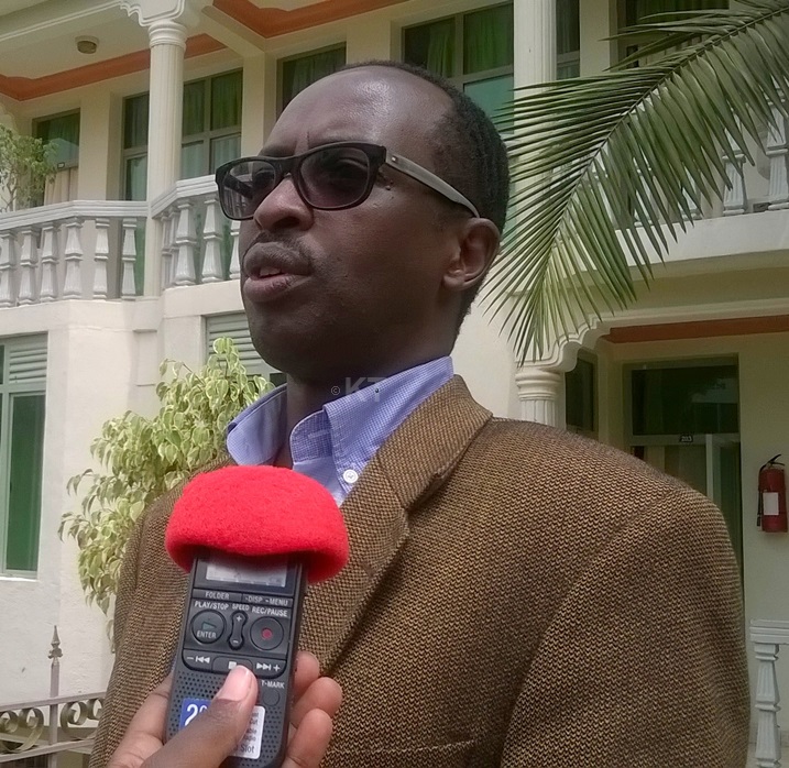 Guverineri w'Intara y'Amajyepfo Alphonse Munyantwali, asanga hakwiye gufatwa ingamba zo gukemura ikibza kijyanye n'inyubako y'akarere n'abaturage bahawe akazi bakishyurwa.