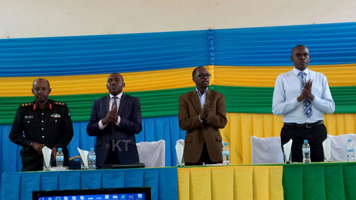 Guverineri w'Intara y'Amajyepfo asanga umuyobozi nyawe ari ushakira ibisubizo abaturage kandi imvugo ye ikaba ari yo ngiro