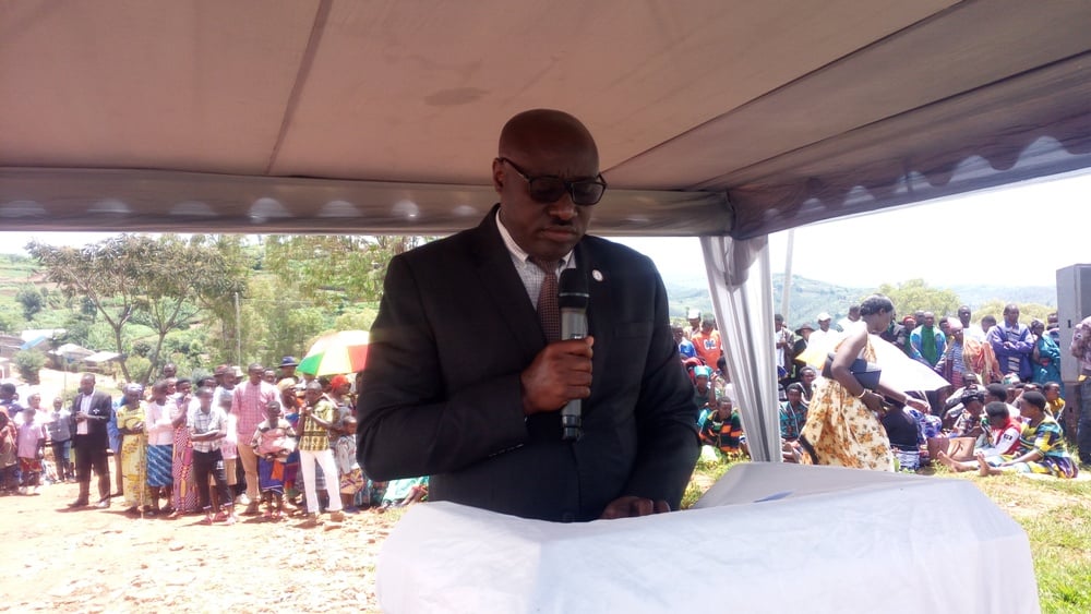 Guverineri w'Intara y'Amajyepfo, Emmanuel Gasana ati duhanahane amakuru, agezwe ku bo bireba, bakurikiranwe 