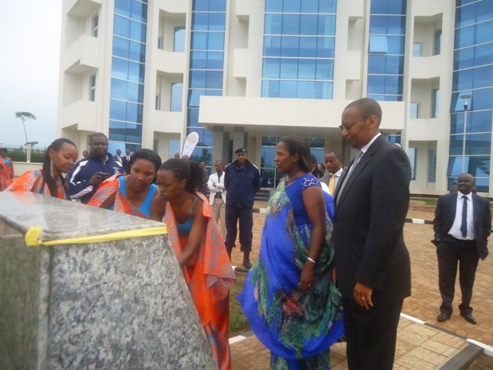 Guverineri w'Intara y'Iburasirazuba, Odette Uwamariya na Guverineri wa BNR, John Rwangombwa, ni bo bafunguye ku mugaragaro iyi nyubako.