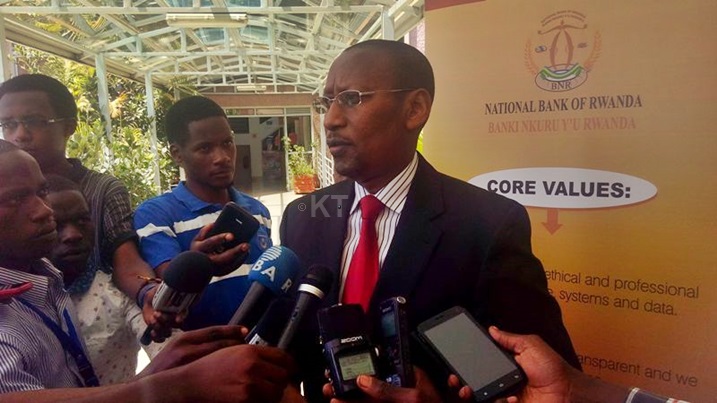 Guverineri Rwangombwa aganira n