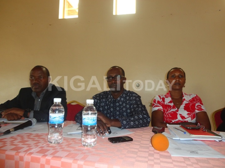 Guverineri w'intara y'Amajyepfo Alphonse Munyantwali mu nama n'abayobozi b'inzego z'ibanze.