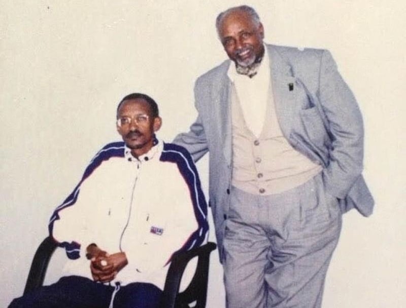 Araya Assefa (uhagaze) yahagarariye umubyeyi wa Perezida Kagame mu bukwe bwe na Jeannette Kagame