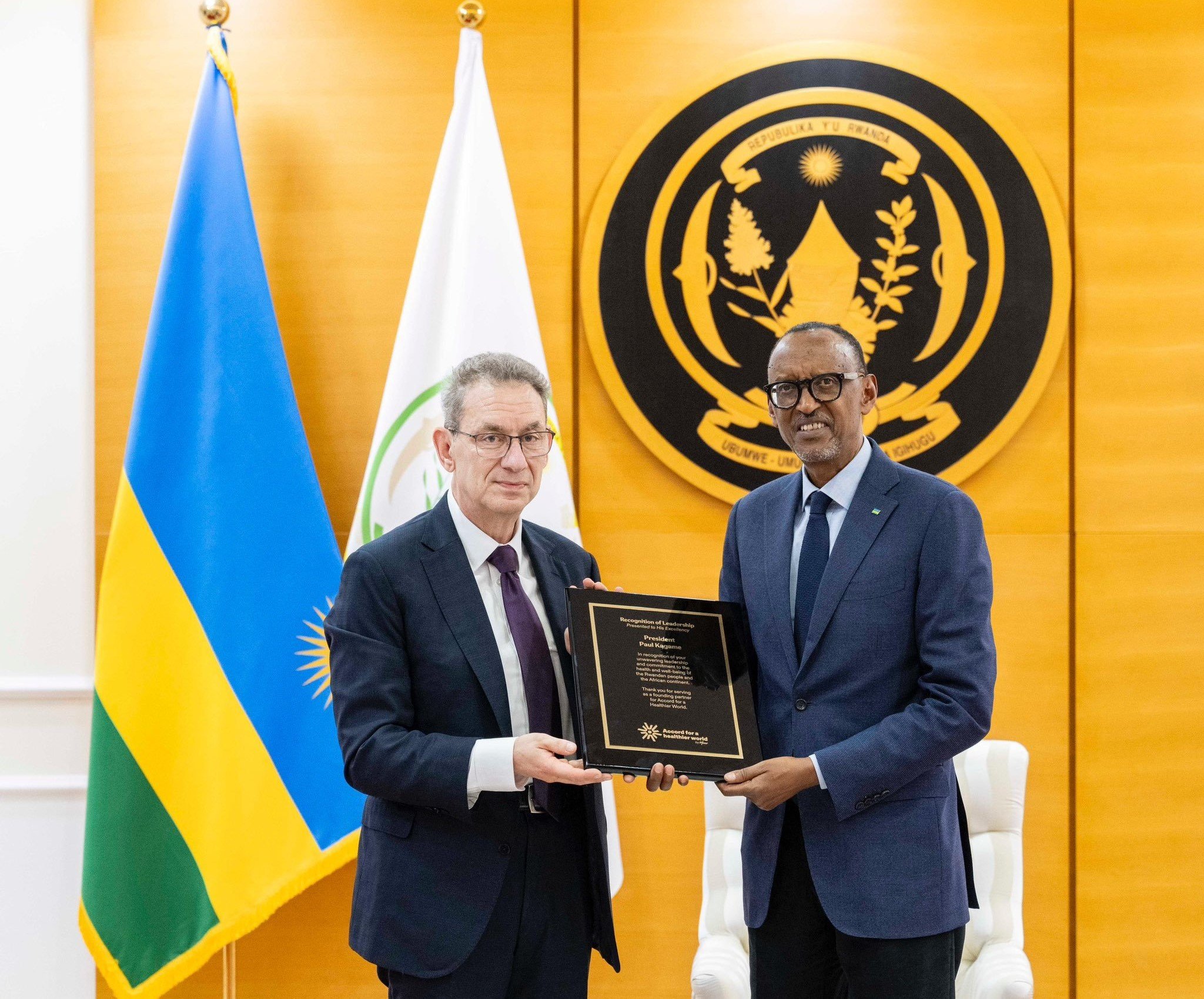 Perezida Kagame na Dr Bourla baganiriye kuri gahunda igamije kugeza serivisi z'ubuvuzi kuri bose