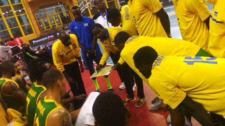 Umutoza w'aba basore b'u Rwanda Moise Mutokambari abaha inama
