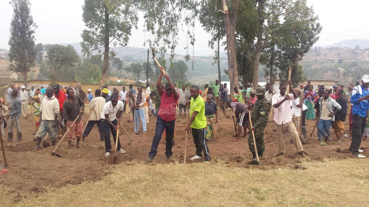 Abaturage bafatanije n'inzego z'umutekano bazagira uruhare rukomeye mu kubaka ayo mashuri