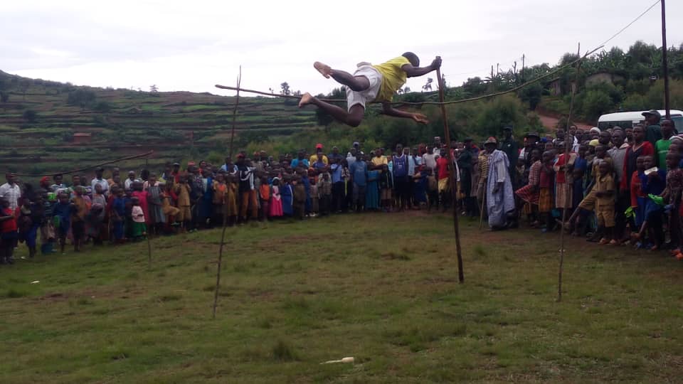 Habaye n'umukino wo gusimbuka urukiramende rwa metero eshatu