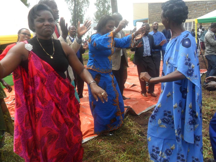 Habayeho umwanya wo gucinya akadiho hagati y'abanyamuryango ba COCAMU n'abayobozi.