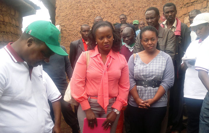 Habinshuti (wambaye umutuku) avuga ko bazakomeza kuba hafi amatsinda y'abaturage kugira ngo bakomeze kwivana mu bukene.