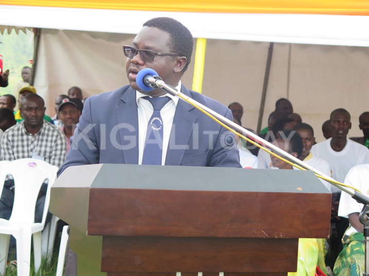 Habitegeko avuga ko ubuyobozi butazihanganira umuyobozi utobanga gahunda ya Gira inka