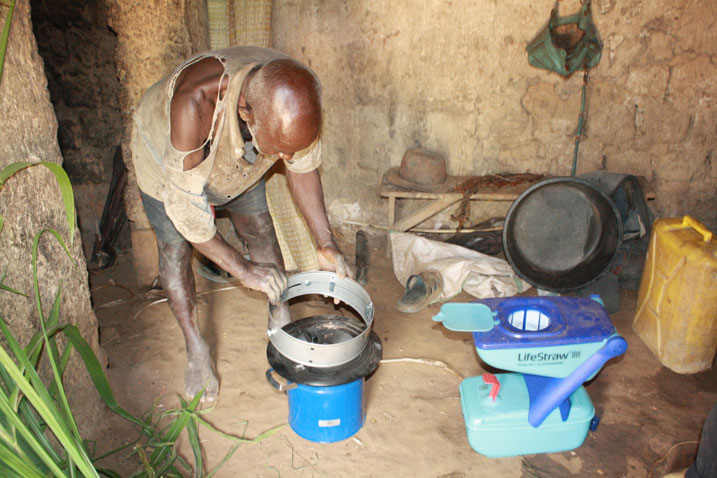 Habukwiha Anastase yerekana uko bakoresha Imbabura yahawe.