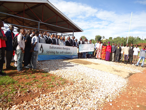 Hafashwe ifoto y'urwibutso ku barokotse n'abakozi ba ECOBANK.