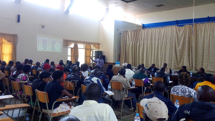 Hagenimana Deny avuga ko abaturage bakoresheje ifumbire y'inkoko kugipimo kiri hejuru kuburyo byatwaye amafaranga menshi angana na kimwe cya kabiri cy'ayakoreshwaga kw'ifumbire mvaruganda