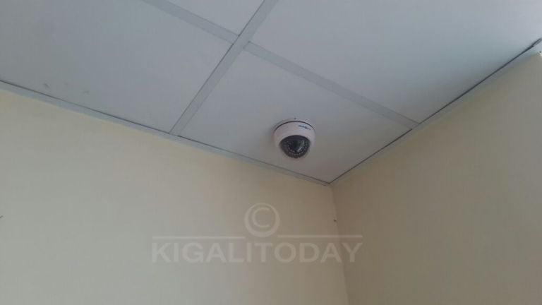 Mu nyubako y'ibiro bishya by'Akarere ka Nyamagabe harimo ibyuma bicunga umutekano (Camera)