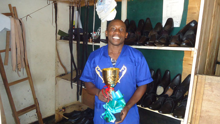 Hakizayezu Bersheba yabashije gushing atelier mbere yaradoderaga inkweto zishaje mu masoko.