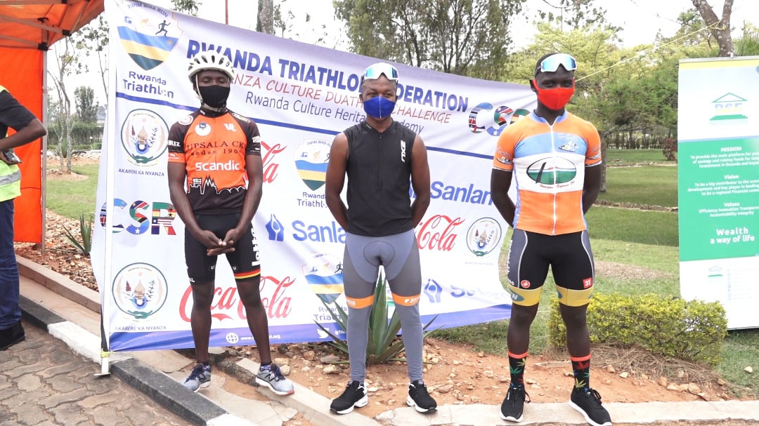 Hakizimana Félicien n'abamukurikiye muri "Nyanza Culture Duathlon Challenge" 
