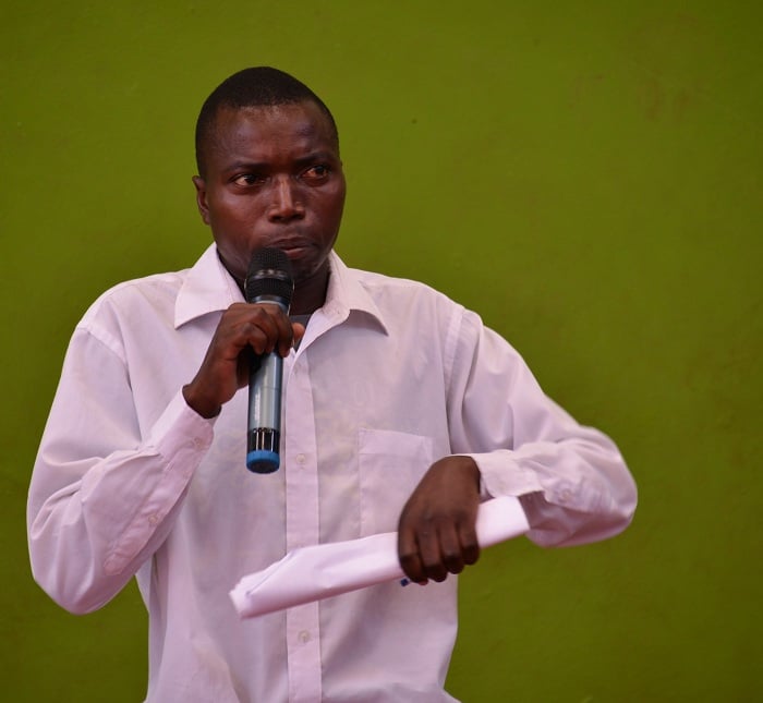Hakizimana Nkotanyi Issa ubwo yasobanuraga ibyiza by'umushinga w'inkwavu zikata ibyatsi