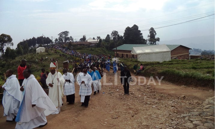 Hakozwe n'umutambagiro mu rwego rwo kwerekana ko bibabaza bakagenda ibirometero n'ibirometero bajya kuramya Imana.