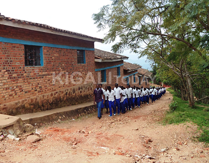 Abanyeshuri bakoze urugendo rwo kwibuka rwabereye mu kigo imbere.