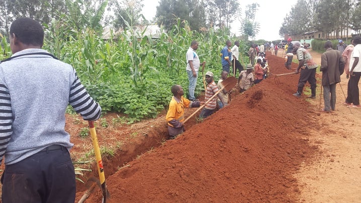 Hakozwe umuganda wo gucukura umuyoboro w'amazi mu mudugudu wa Burumba utagiraga amazi meza.