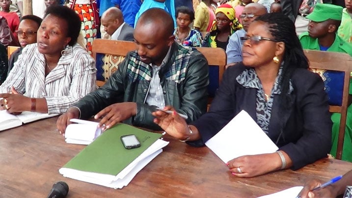Umukozi wa Minisiteri y'ubutegetsi bw'igihugu (iburyo) hamwe n'ubuyobozi bw'akarere ka Muhanga basuye abari kwangirizwa no kuzura k'urugomero.