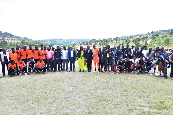 Hanabaye imikino y'umupira w'amaguru wahuje Utugari twahize utundi, hanatangwa ibiheombo