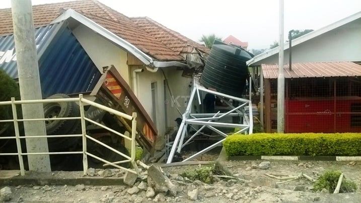 Hangiritse igisenge n'ibyuma bikingije inzu abantu bava mu nzira ntiyagira uwo ikomeretsa.