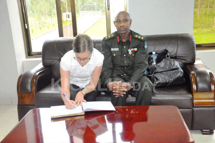 Hanna Janson, Umunyamabanga wa kabiri muri Ambasade ya Suede yandika mu gitabo cy