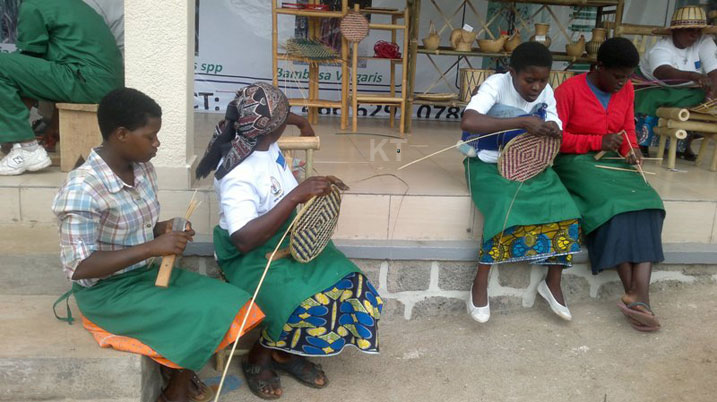 Hari bamwe mu bagabo ngo babona abagore babo bagiye gukora ibikorwa bibateza imbere bakumva ko bagiye mu zindi ngeso mbi.