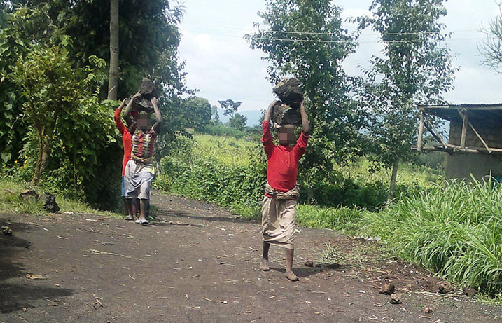 Hari bamwe mu bana bata ishuri bakajya guhendebuka ngo babone amafaranga.