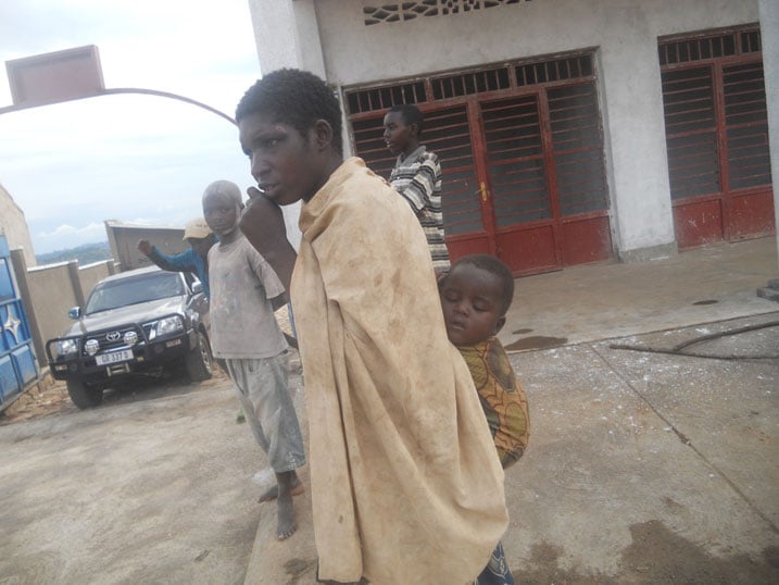 Uyu mugore ufite uburwayi bwo mu mutwe wirirwa azererana uyu mwana kandi ntamenya kumwitaho.
