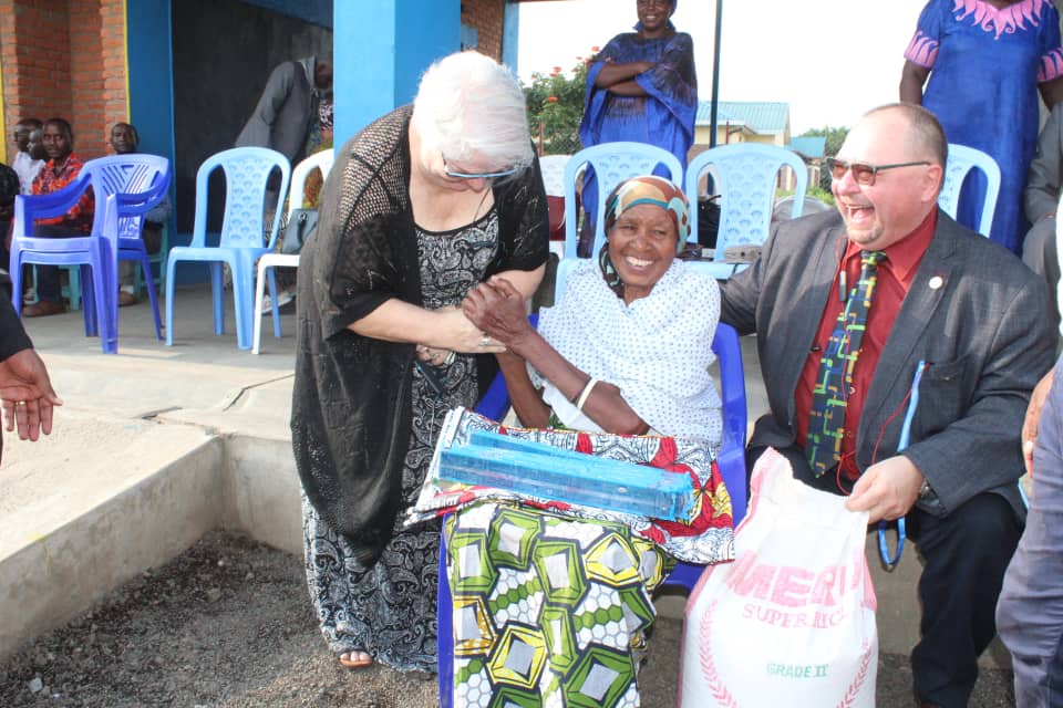 Hari abahawe ibiribwa n'ibikoresho byo mu rugo