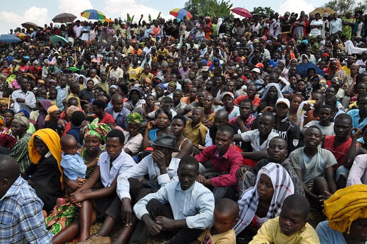 Hari imbaga y'abaturage mu gutwika ibi bikoresho 