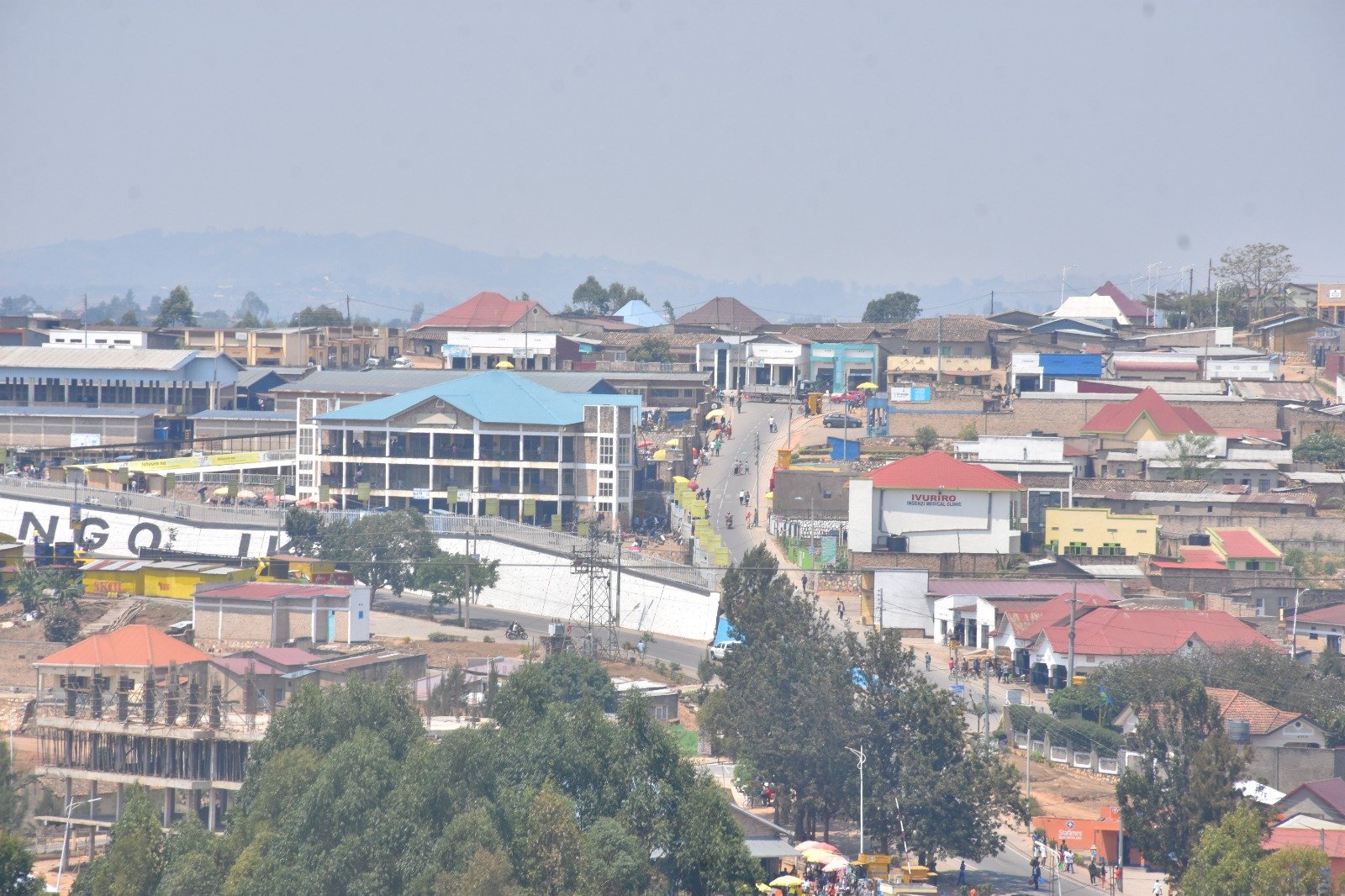 Hari kurebwa niba kubaka Gare ya Ruhango byajyanirana no kubaka iduka rikomatanyije ryakwegereza ibicuruzwa ababikeneye hafi