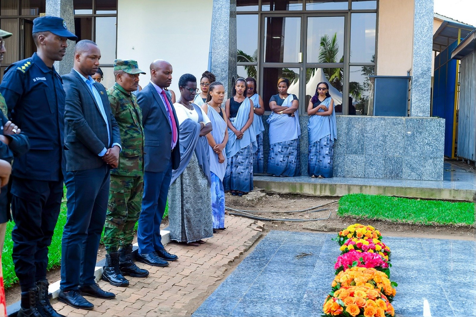 Hashyirwa indabo ku Rukuta rwanditseho amazina y'abari abakozi ba za Komini zigize Akarere ka Muhanga