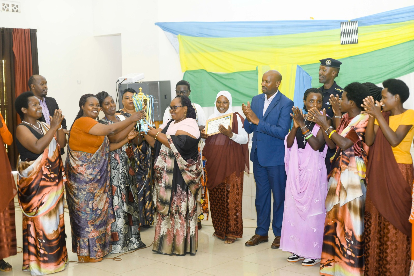 Hatanzwe ibikombe na seritifika by'ishimwe ku bagore bahize abandi