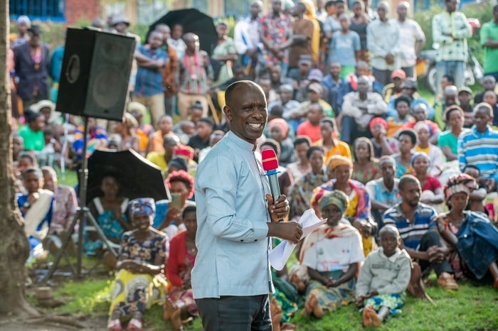 Umunyamabanga nshingwabikorwa w'Akarere ka Nyagatare, Hategikimana Fred, yijeje abaturage ba Mirama ko umwaka utaha w'ingengo y'imari bazabona kaburimbo iriho n'amatara