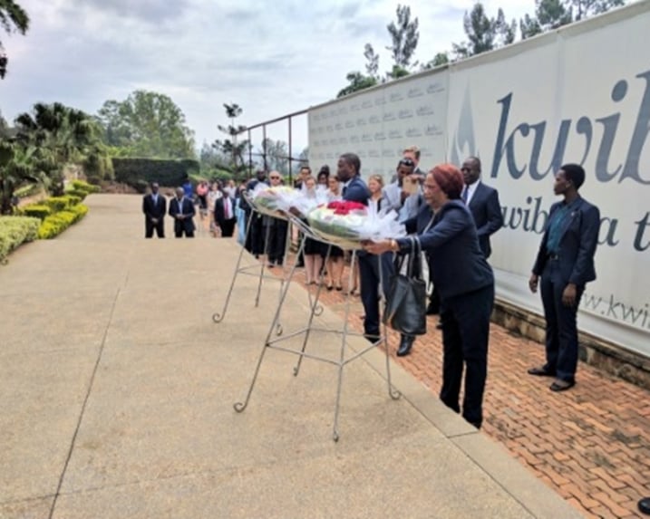 Ambasaderi wa Israheli mu Rwanda yashyize indabyo ku mva z