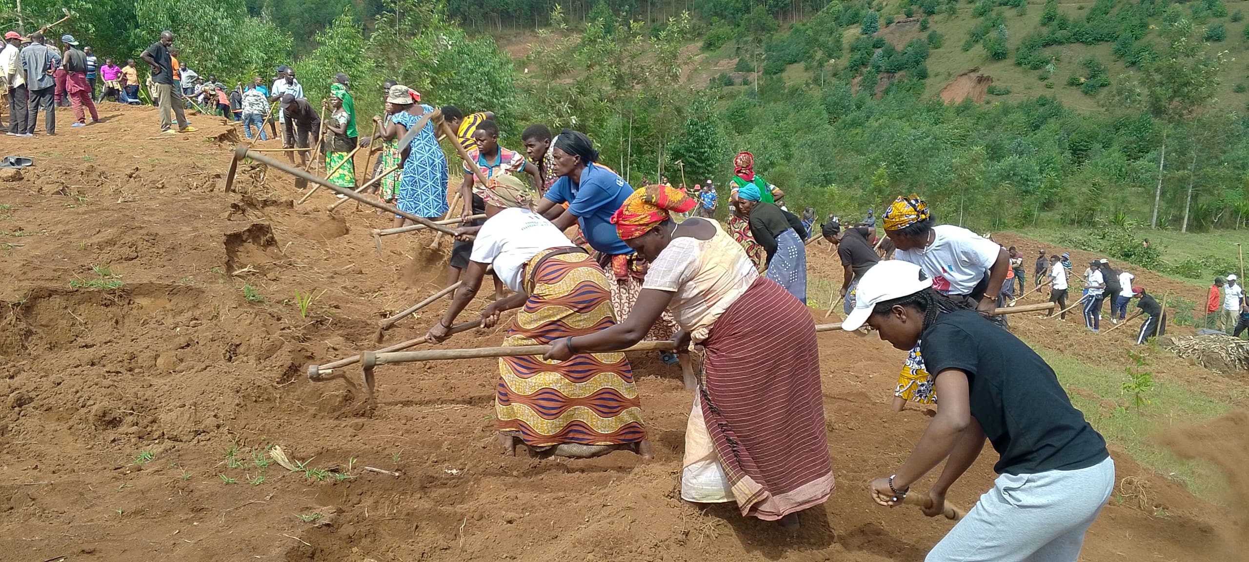 Abaturage batanze umuganda ahazubakwa izo nzu 50