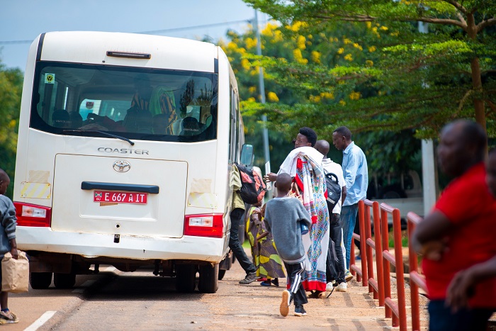 Bakimara kwambuka umupaka basanze hari imodoka z'i Burundi zibategereje 