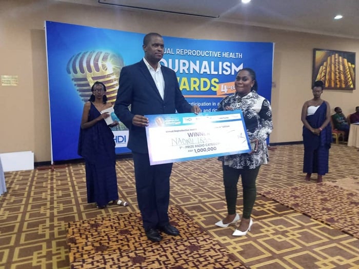 Naomi Irakoze yahawe igihembo cya mbere cy'inkuru yahize izindi muri Radio ivuga ku buzima bw'imyororokere