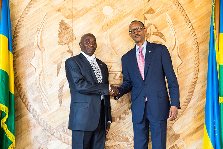 Aléxis Ntukamazina uhagarariye igihugu cy'Uburundi mu Rwanda nawe yashikirije Perezida Kagame ibyangombwa bibimwemerera.