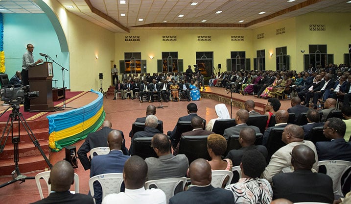 Perezida Kagame yemereye abanyehuye ko umunsi batangiye gutumiza ibicuruzwa mu mahanga amazu ya MAGERWA ari i Huye azongera agahabwa abakozi bakahakoresha.